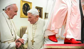 Benedicto XVI, el papa de los zapatos rojos: ¿qué significan y por qué Francisco no los usa?