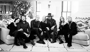 Miley Cyrus se luce junto a su familia y Cody Simpson en celebración navideña