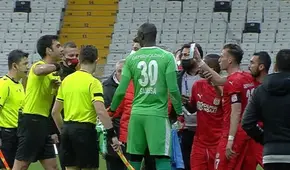 Jugador turco fue expulsado por mostrar jugada polémica en celular a árbitro