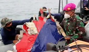 Hallan restos humanos en zona donde cayó avión de Indonesia