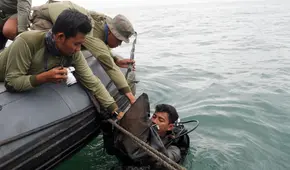 Localizan cajas negras de avión que cayó al mar en Indonesia 