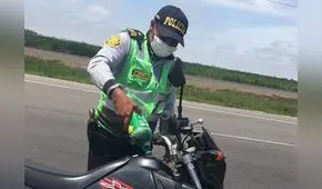 La Libertad: policías regalan gasolina a motociclista varado en carretera