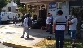 Lince: vehículo se empotra contra tienda tras chocar a alta velocidad con otro