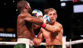 Mayweather vs. Logan Paul: el excampeón mundial sostuvo a su rival para que no cayera