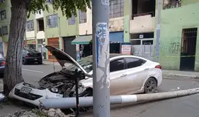 Choque de vehículos provoca caída de poste eléctrico en Chorrillos Choque de vehículos provoca caída de poste eléctrico en Chorrillos