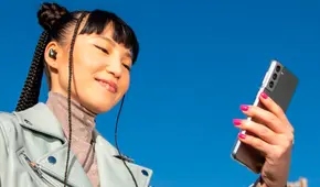 Apple promociona sus nuevos auriculares inalámbricos con un teléfono de Samsung