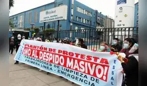 Más de 200 trabajadores de limpieza realizan plantón tras despidos Más de 200 trabajadores de limpieza realizan plantón tras despidos