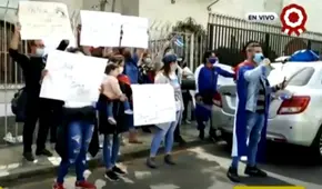 Ciudadanos cubanos protestan frente a la embajada de su país en San Isidro