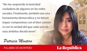 ¿De qué color es la cortina?