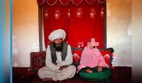 La niña afgana que posó junto a un pedófilo 30 años mayor con quien fue obligada a casarse