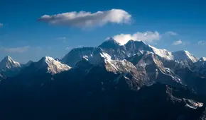 ¿Cuál es la montaña más alta del mundo y dónde está ubicada?