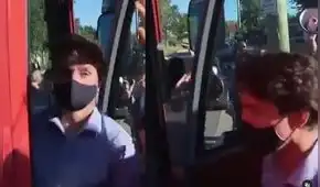 El momento en que atacan con piedras a Justin Trudeau, primer ministro canadiense El momento en que atacan con piedras a Justin Trudeau, primer ministro canadiense