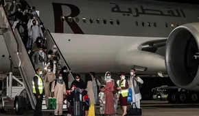 Talibanes permiten que 200 pasajeros, entre estadounidenses y otros civiles, abandonen Afganistán