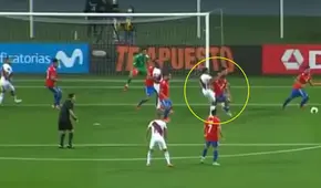 Marcos López se salvó de la roja tras patada a Medel en el último minuto del Perú vs. Chile