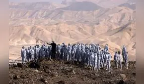 200 personas desnudas pintadas de blanco: fotografía de Tunick en el mar Muerto