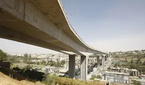 Arequipa: policías evitan que madre se lance con sus dos hijos desde el puente Chilina