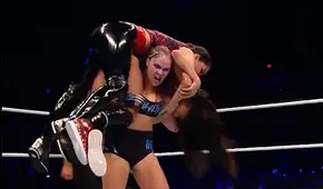 WWE: un día como hoy, Ronda Rousey mostró su dominio al levantar a The Bella Twins  