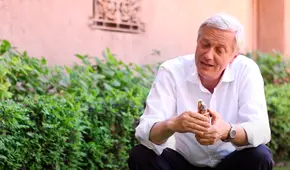 Momento en el que Kast intentó poner un preservativo a un plátano en medio de una entrevista