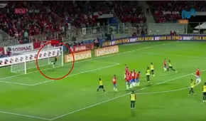 ¡Tapada salvadora! Claudio Bravo evita el segundo gol de Ecuador ante Chile