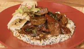Saltado mar y tierra con pesque de quinua y arco de galleta parmesano
