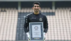 Portero iraní logró Récord Guinness tras sacar un balón con la mano a 61 metros 