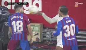 ¡Insólita reacción! Jules Koundé fue expulsado tras tirarle un balonazo a Jordi Alba en la cara