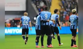 Otra vez Balotelli: jugador celebra un gol dando una patada a su compañero