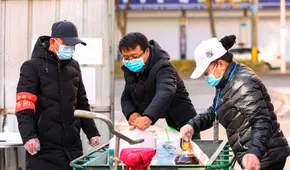 Ciudadanos chinos intercambian sus cosas por comida ante cuarentena extrema