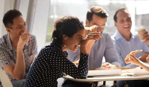 60 chistes infalibles para reuniones familiares: haz reír a todos en cualquier ocasión