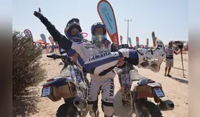 La carrera del amor: piloto llegó al podio del Dakar 2022 y le pidió la mano a su novia 