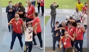 Entre botellazos y pifias: así salió Reinaldo Rueda tras la derrota ante Perú