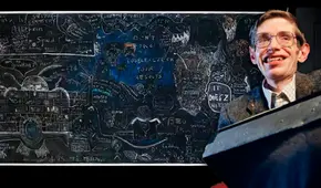 Los numerosos secretos detrás de los garabatos en la pizarra de Stephen Hawking