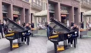 Fito Páez hace bailar al público tocando un piano en las calles de Barcelona  