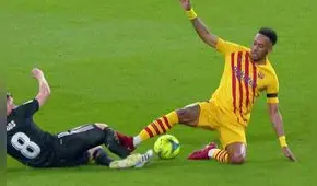 ¿Ni amarilla? La dura entrada de Aubameyang sobre Kroos que pudo dejar al Barza con 10