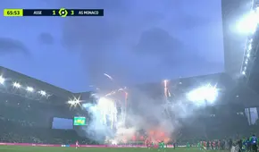 Trauco sigue de malas: duelo de Saint Étienne fue paralizado por uso de pirotécnicos