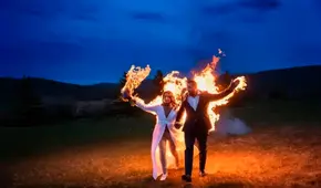 Dobles de actores se prenden fuego en su matrimonio