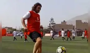 Carles Puyol jugó una pichanga e inauguró una cancha deportiva en San Juan de Lurigancho