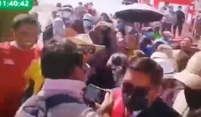 Gobernador de Tacna empuja a periodista para evitar declarar a la prensa