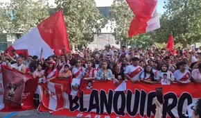 Impresionante banderazo de los hinchas en Barcelona, en la previa del Perú vs. Nueva Zelanda