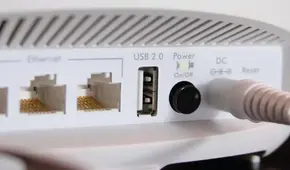 ¿Para qué sirve el puerto USB que se ubica en la parte trasera del router y cómo sacarle provecho?