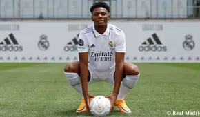 Tchouaméni firma contrato con Real Madrid y posa con el 18 que deja libre Gareth Bale