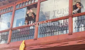 Gianluca Lapadula firmó camisetas a sus hinchas desde un balcón en Cusco