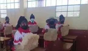 Escolares de Puno utilizan cuero de oveja para enfrentar ola de frío durante sus clases
