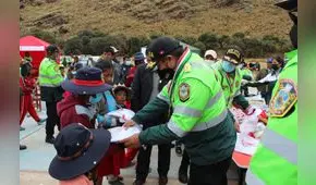 Puno: policías llevan abrigo a escolares de Muñani para enfrentar la ola de frío