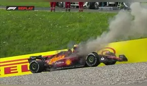 Carlos Sainz sufrió un problema con el motor de su Ferrari y el auto se prendió fuego