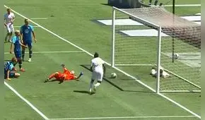 ¡Insólito! Mientras sus compañeros celebraban, jugador comete un escandaloso blooper y evita el gol