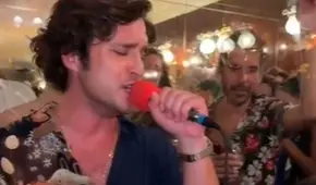 Captan a Diego Boneta cantando desafinado en una reunión