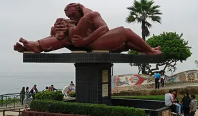 La historia de El beso, la escultura que fue considerada “provocativa” y hoy es símbolo del amor
