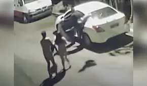 Les robaron hasta la pasión: pareja tenía sexo en auto cuando fue asaltada y desnudada en la calle