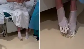 Paciente no tenía pantuflas y enfermera resuelve el problema colocándole guantes en los pies